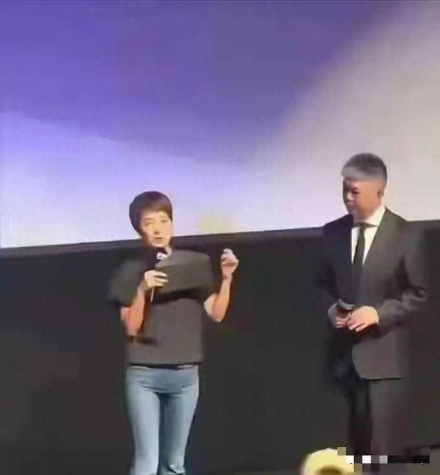 马伊俐穿了条什么裤子，把旁边的男主持人看纳闷了！