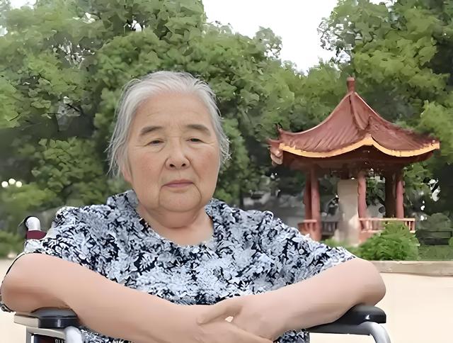 她是烈士的女儿，丈夫去世后，她嫁给大名鼎鼎的姐夫金山