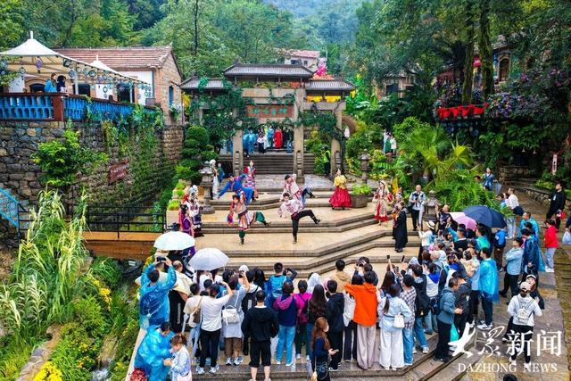 秋光如颂 全景淄博丨记者观察：从“柿岩赌雨”的巧劲，看淄博文旅如何“四两拨千斤”