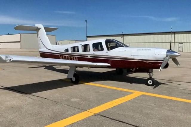 飞机遭遇银色不明飞行物，悬在半空中，离机翼很近