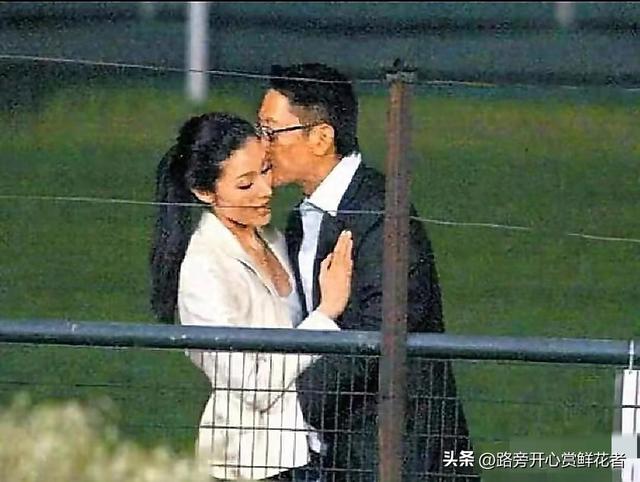老照片 昔日许晋亨和李嘉欣谈恋爱时 两人情难自禁 在马场边激情热吻