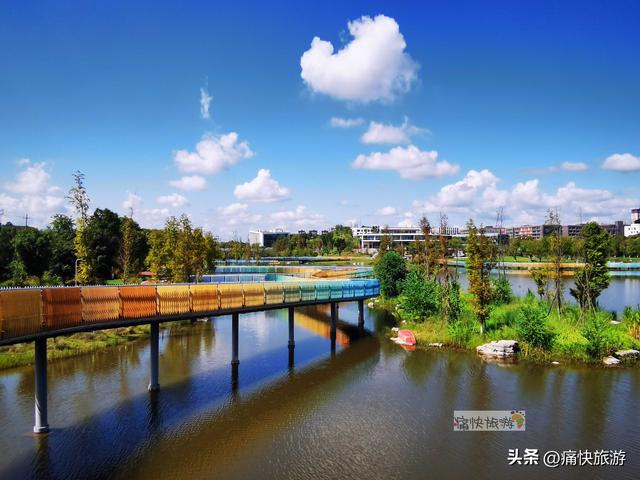 这座自贡宝藏公园不仅有水上玻璃栈道，更有“水帘长廊”瀑布！