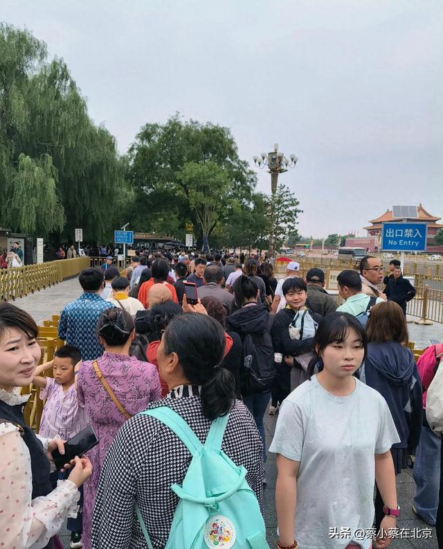 2025年10月4日，国庆节毛主席纪念堂发生的真实场景，排队几百米