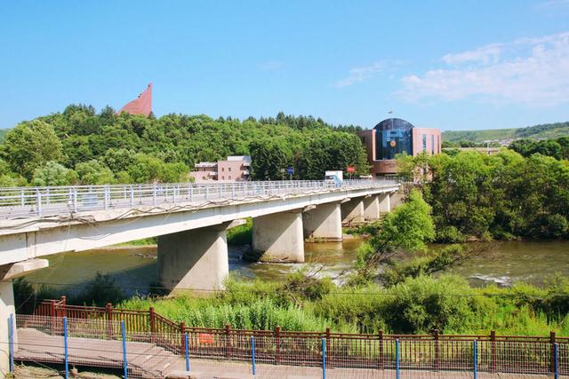 吉林白山长白口岸景区，一脚踏两国，有“鸭绿江第一口岸”的美誉