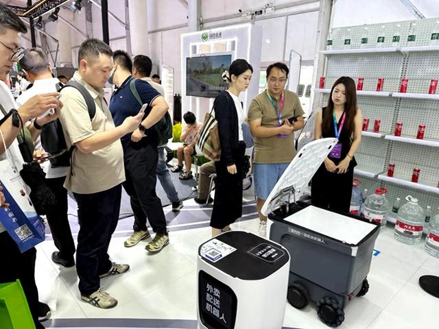成都高新区多款具身智能产品亮相 2025世界机器人大会
