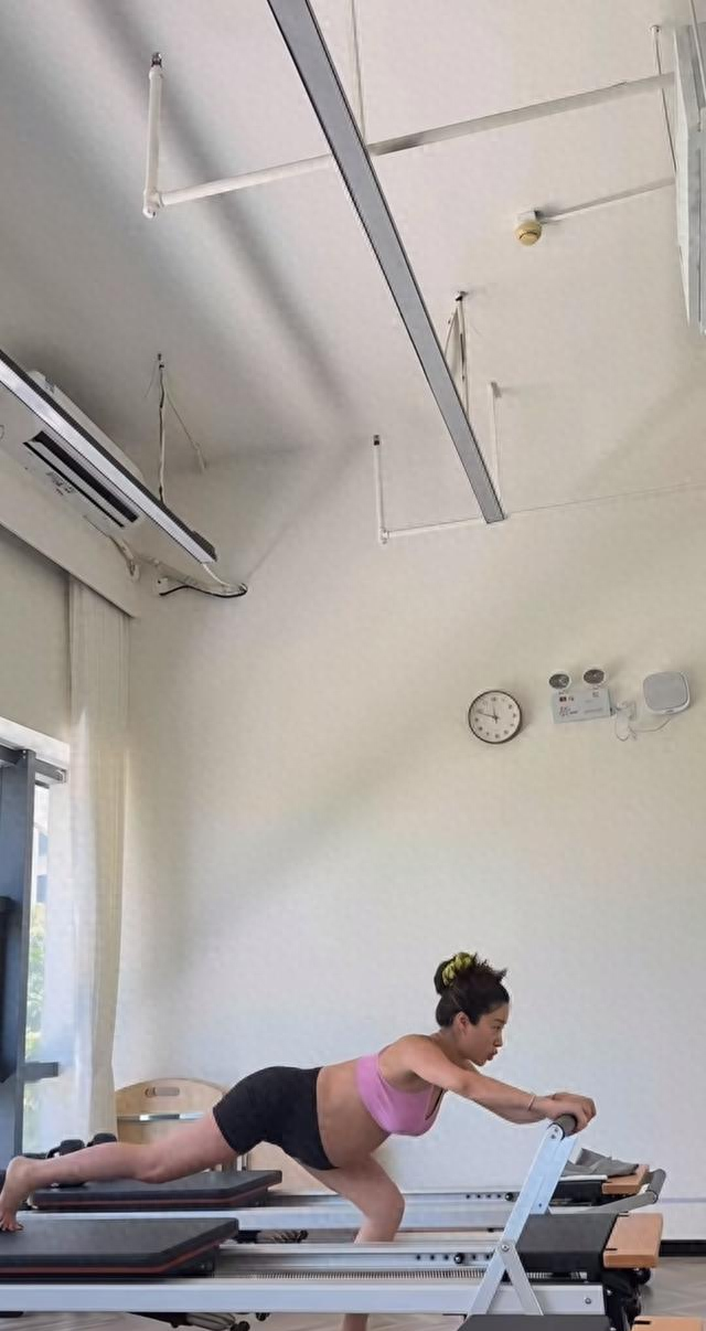 32岁杨采钰首晒孕期健身照，大肚子还做各种力量训练，看着都佩服