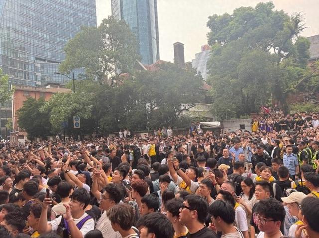 詹姆斯抵达上海，大批球迷热情迎接，却被其安保驱赶，并大吼滚开