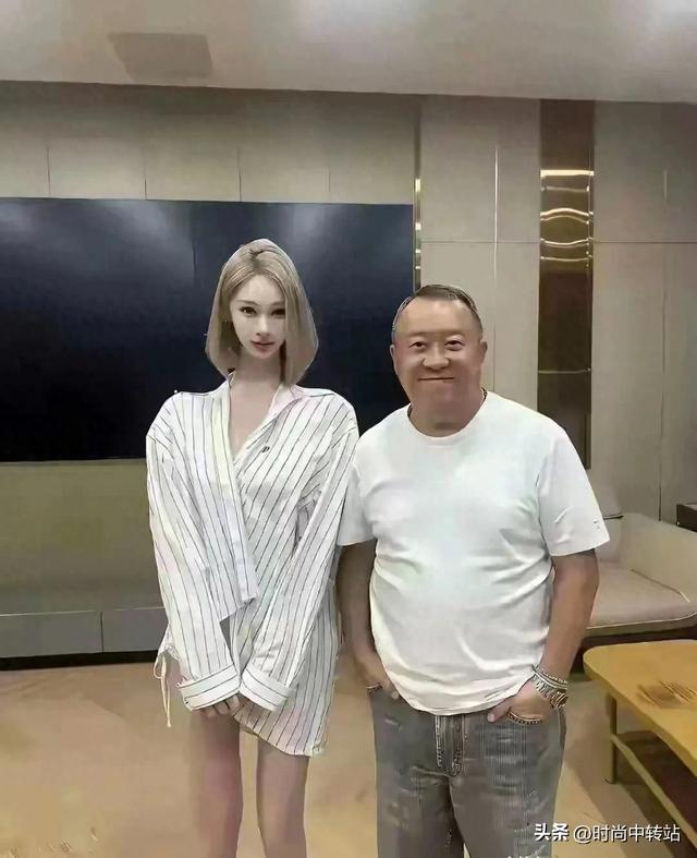 曾志伟估计头都大了，这合影还是拒绝好，一言难尽