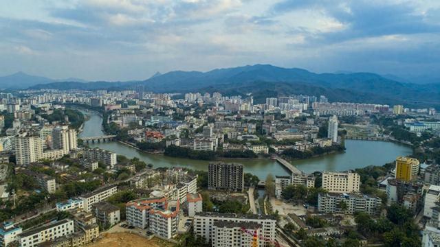 为何五指山市能成为海南岛唯一的避暑胜地？