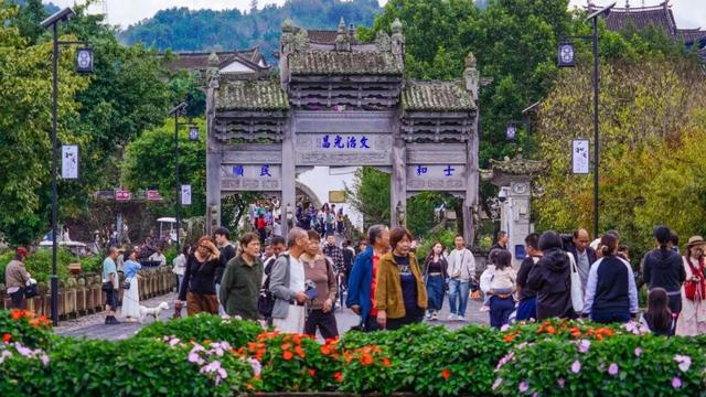 月满和顺·燃情国庆：非遗文化盛宴点亮和顺古镇，八方游客沉浸体验“有一种叫云南的生活”