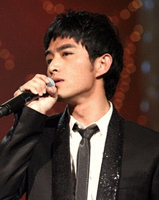 帅气的网名男生（06年参加加油好男儿的张晓晨帅气自信迷人如今变成成熟稳重男人）