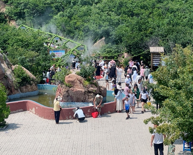 辽宁朝阳大黑山风景区迎来暑期旅游客流高峰