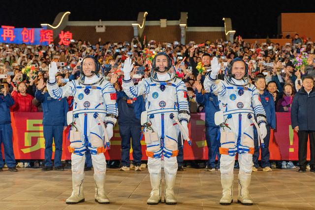 超近视角！神舟二十一号航天员出征组图