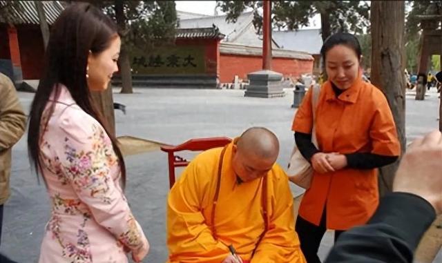 释永信被抓30天，李湘终于坦白两人关系，亲吻照的真相终于大白