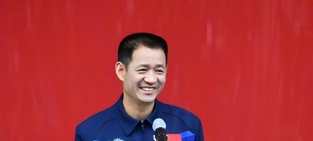 因相亲一见钟情，从此便相濡以沫，聂海胜和妻子婚姻才叫不离不弃
