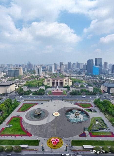天府广场：从国旗之下到千年深处，一条大道串起的城市史诗