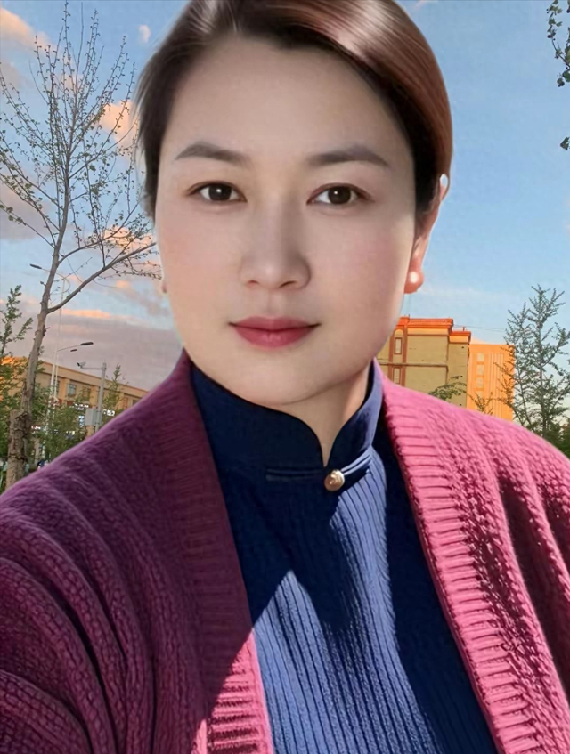 这位新疆美女，气质女神五官精致，皮肤细嫩，穿着大方，自然风采