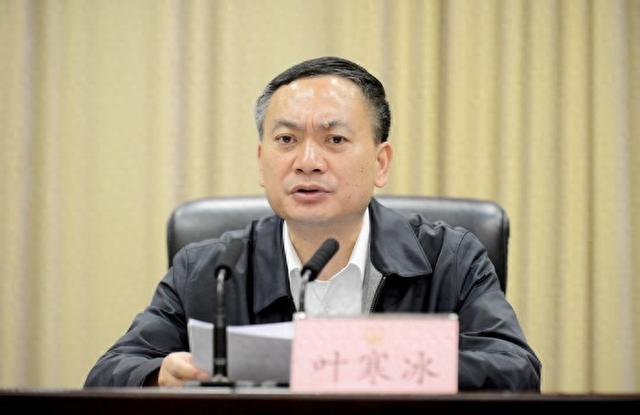 任副省长期间，叶寒冰长期出入私人会所聚餐饮酒