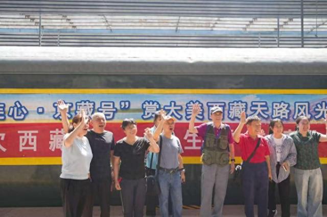 “心连心 京藏号”发车 400余名游客踏上雪域之旅