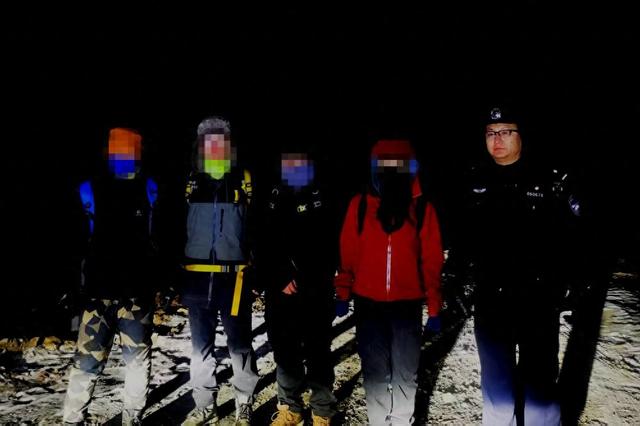 四人攀爬野山被困，密云警方联动多方力量成功救援