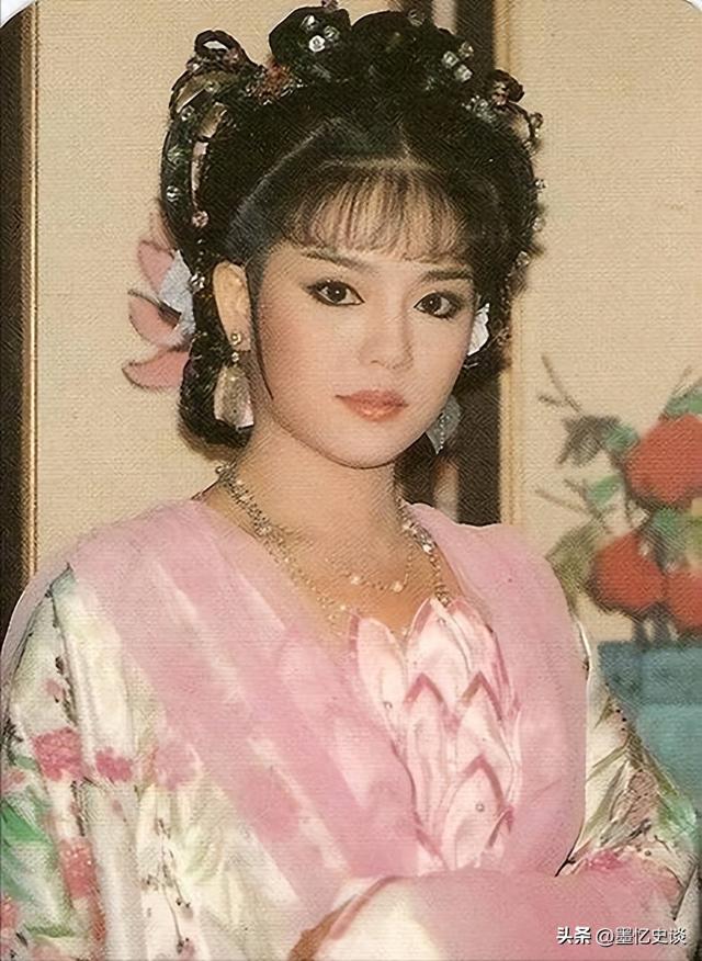 被畸形母爱毁掉的星二代：母乳12年，同床15年，荒唐的事还在后面