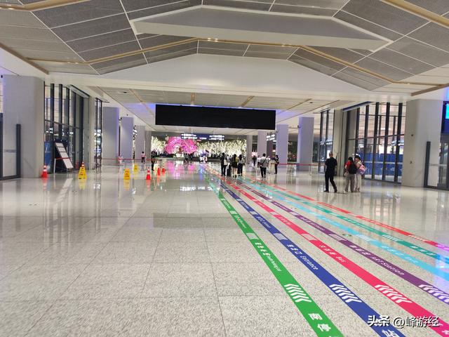 宜宾火车站遇见下腰女孩，美好的行程在欢乐的气氛中开启