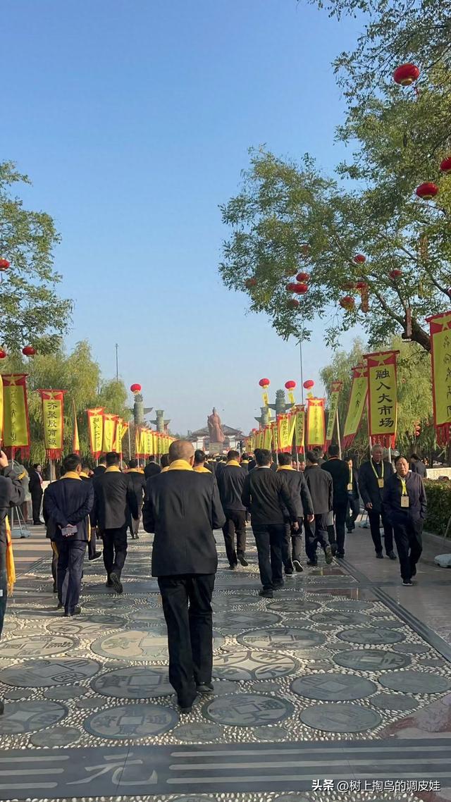 齐聚殷商源，融入大市场。第十届华商文化节开幕式正在举行。