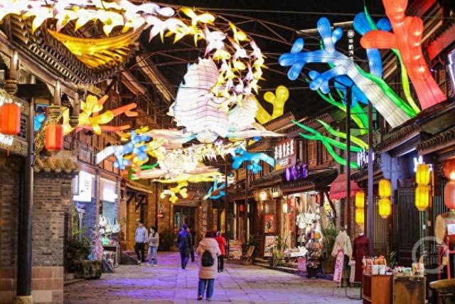 重庆磁器口“山海骐骥”灯会璀璨启幕，古镇夜色流淌神话光韵