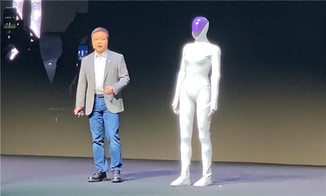 小鹏女性机器人现场“脱衣割肉”！历史首次机器人证明自己不是人
