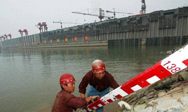 修建三峡工程，日本故意提供4000吨劣质钢材，中国海关如何应对？