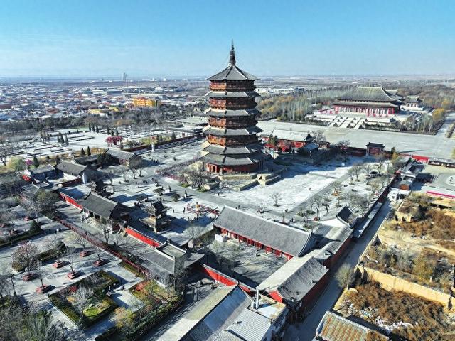 千年木塔巍然矗立 斗拱交错间尽展古建匠心