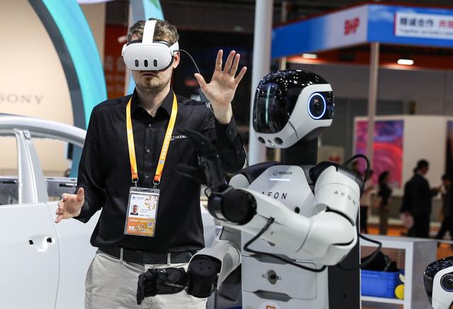 进博会上演“机器人总动员”