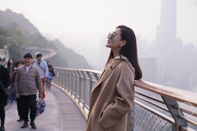 著名歌唱家谭晶来渝：打卡半山崖线鹅岭栈桥、老居民楼里吃火锅