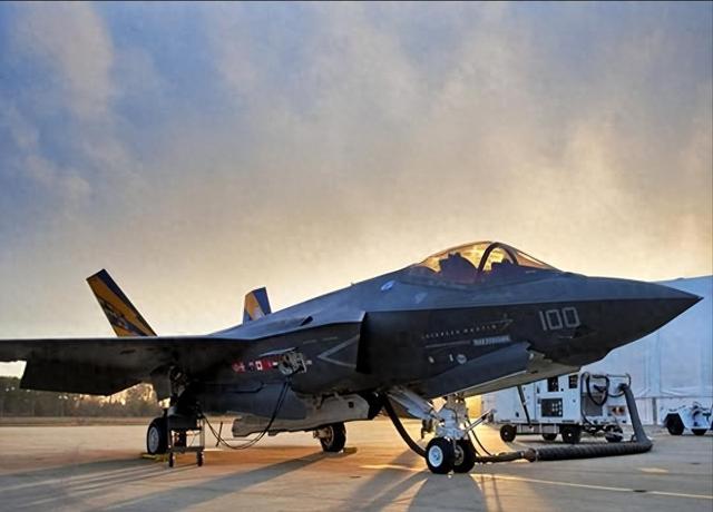 出大事！美国亮杀手锏：F-35搭载核弹起飞，毒刀已伸到中俄脖子下