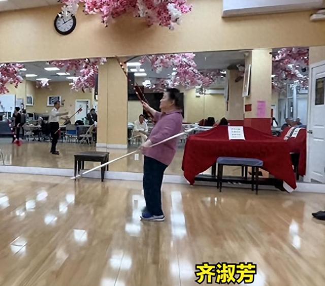 吃里爬外，永不回国？她带领30名演员选择留美，如今年过花甲归来