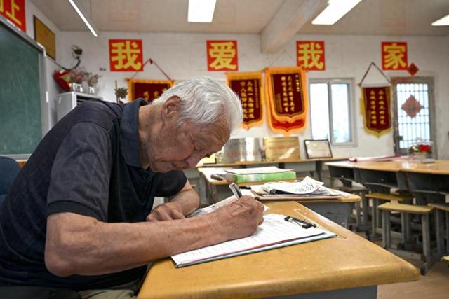 爱的希望爱的回味是什么歌（97岁的叶连平下辈子还要当老师）
