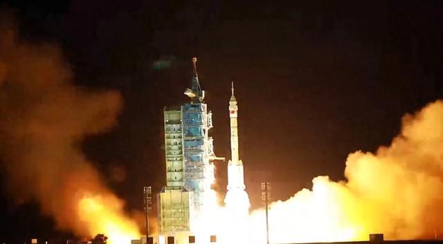 神舟二十一号成功发射 北京交通⼤学附属⼩学师生现场观礼