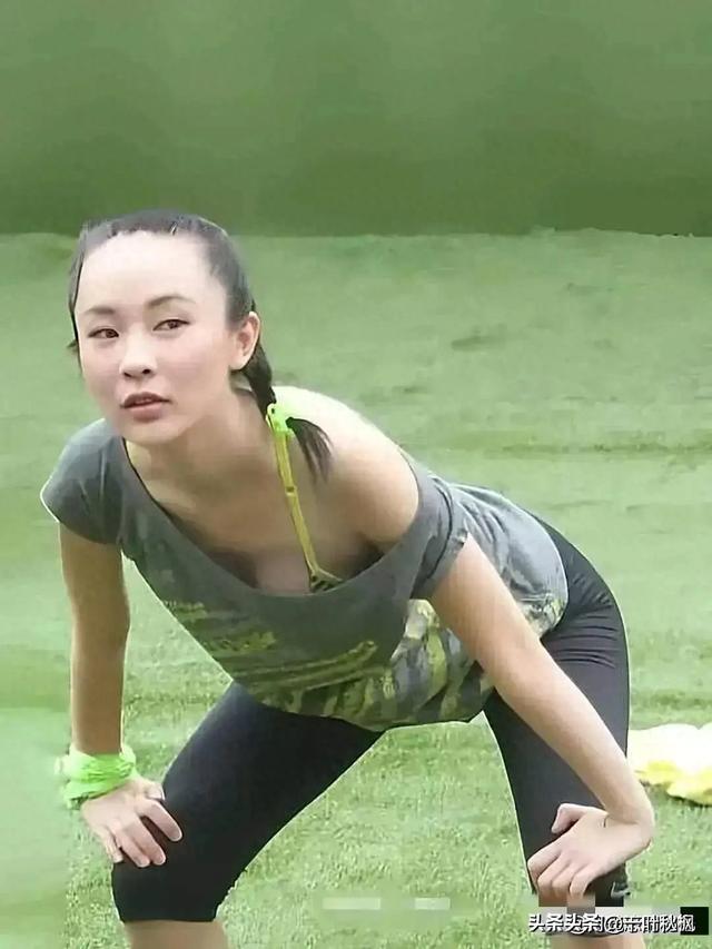 霍思燕这件衣服太宽松了吧,练个瑜伽都快走光了,是故意的吧