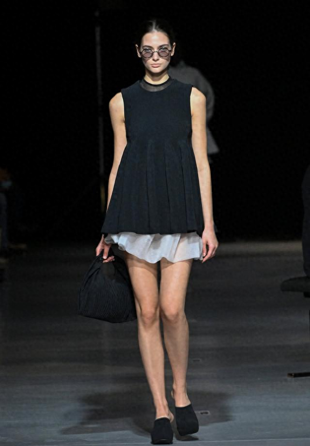 穿越火线cf纸牌游戏（Cfcl 透明如玻璃 编织着理念 衣服亦是工具）