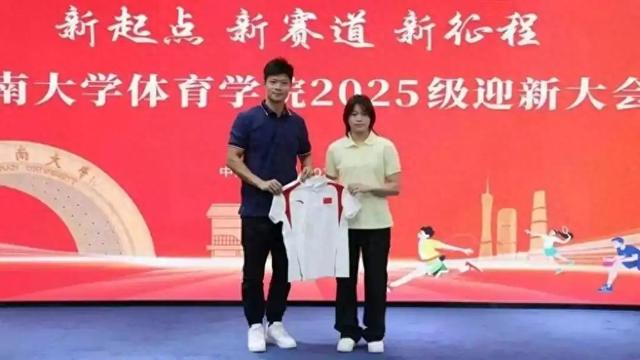 全红婵爷爷爸爸送游客月饼，庆祝婵宝考上名校，饼上的文字好感人