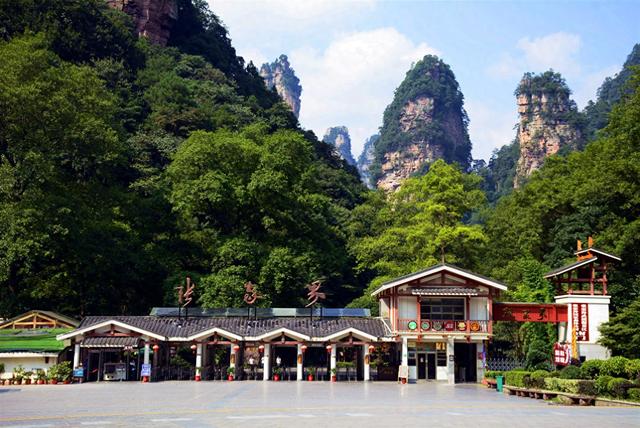 2025年暑假张家界旅游指南：探秘仙境峰林，畅享夏日狂欢