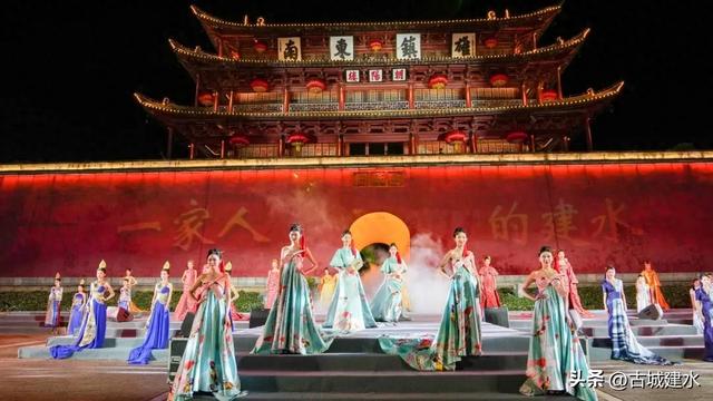 建水县举办“家国情·古城韵”——千年建水T台秀
