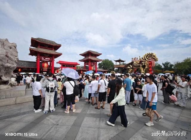 为游客安装成片的电扇，清明上河园入园排队16分钟