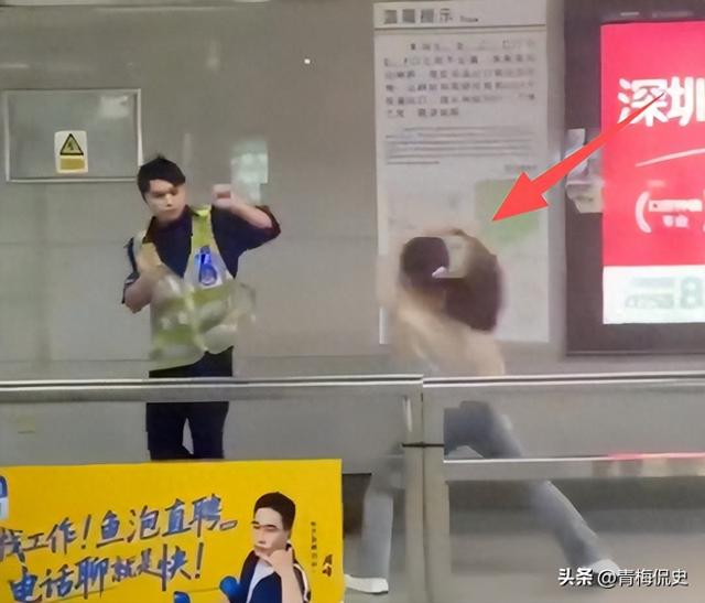 女子追打安检员后续：知情人透原因，女子正脸曝光太狰狞，已拘留