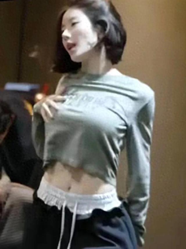 真羡慕权恩妃这种皮肤超白的女生，身材也好，真是绝了！