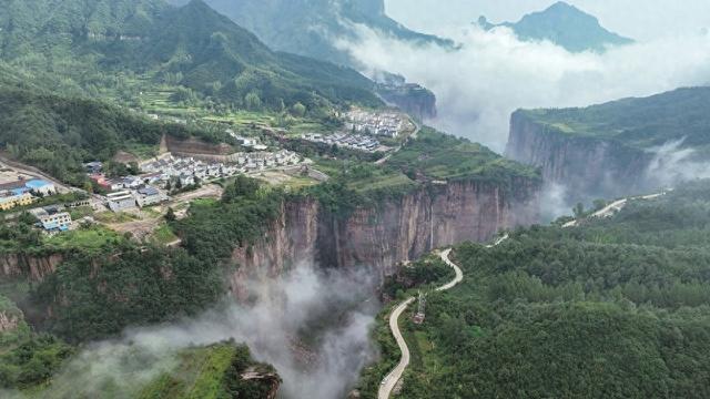 陵川县锡崖沟村在云雾笼罩下呈现出仙境般的美景