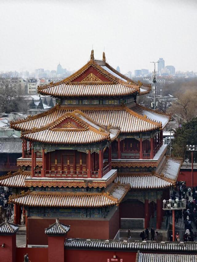 紫禁雪晴望雍和，一重金瓦一重天