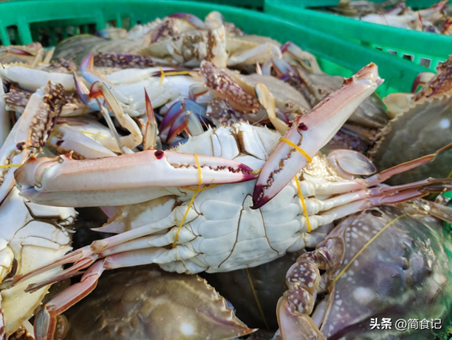 蒸螃蟹，最忌直接上锅，内行人多做这2步，蟹肉更鲜嫩，还不流黄