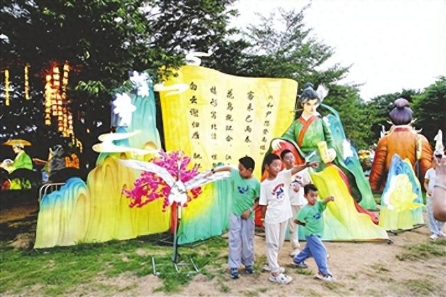 带孩子寻“李白” 跨时空的诗意对话 灯会成青少年触摸传统文化的生动课堂 打造可看、可玩、可感的沉浸式体验