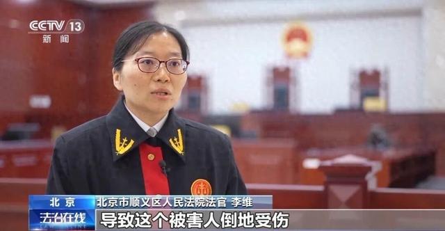 北京男子违停又突然开车门，“开门杀”致一骑车人抢救无效死亡，司机负全责被判1年2个月，画面曝光